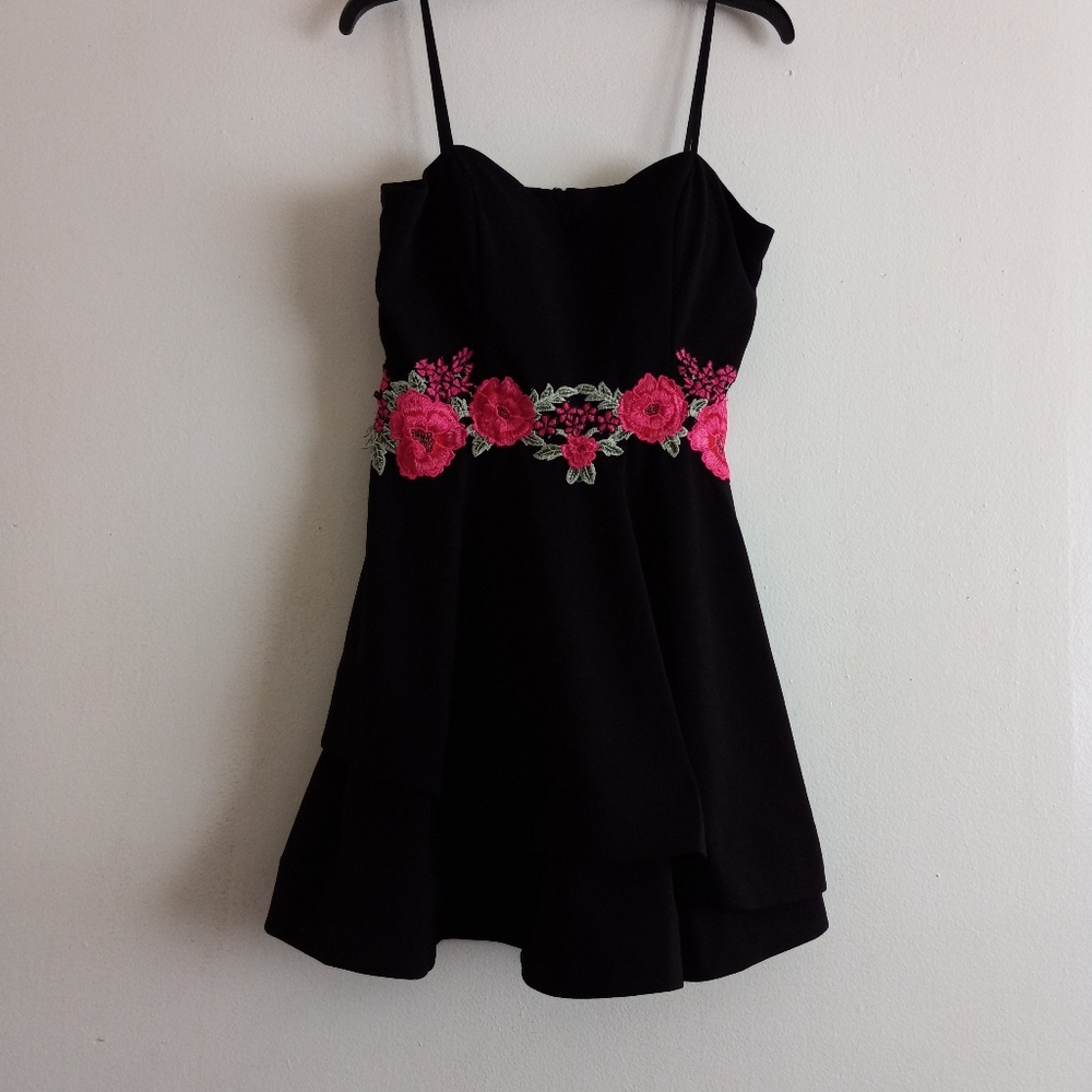B. Smart-Juniors Strapless Floral Applique Fit - Picture 3 of 6
